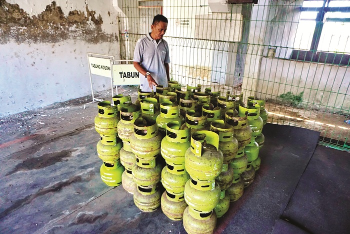 STOK AMAN: Petugas agen LPG 3 kg menunjukkan stok elpiji melon di PT Suardana Satria Jaya, Jalan Raya Ketengan, Burneh, Bangkalan, Selasa (4/2). (VIVIN AGUSTIN HARTONO/JPRM)