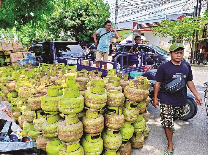 HARGA TINGGI: Warga sedang membeli tabung LPG 3 kg di pangkalan di Desa Kolor, Kecamatan Kota Sumenep, Rabu (5/2). (MOH. LATIF/JPRM)