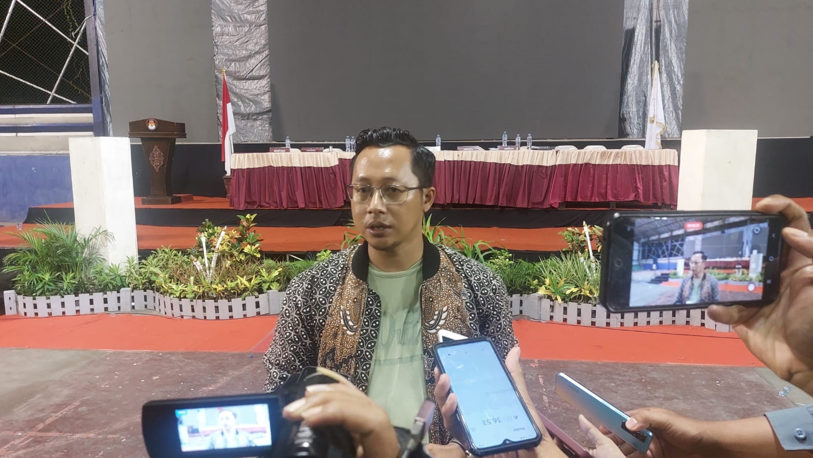 PEJABAT PUBLIK: Ketua KPU Sampang Aliyanto ketika memberikan keterangan kepada awak media usai melaksanakan rapat pleno hasil penghitungan perolehan suara di GOR Indoor Sampang, Jumat (6/12/2024).