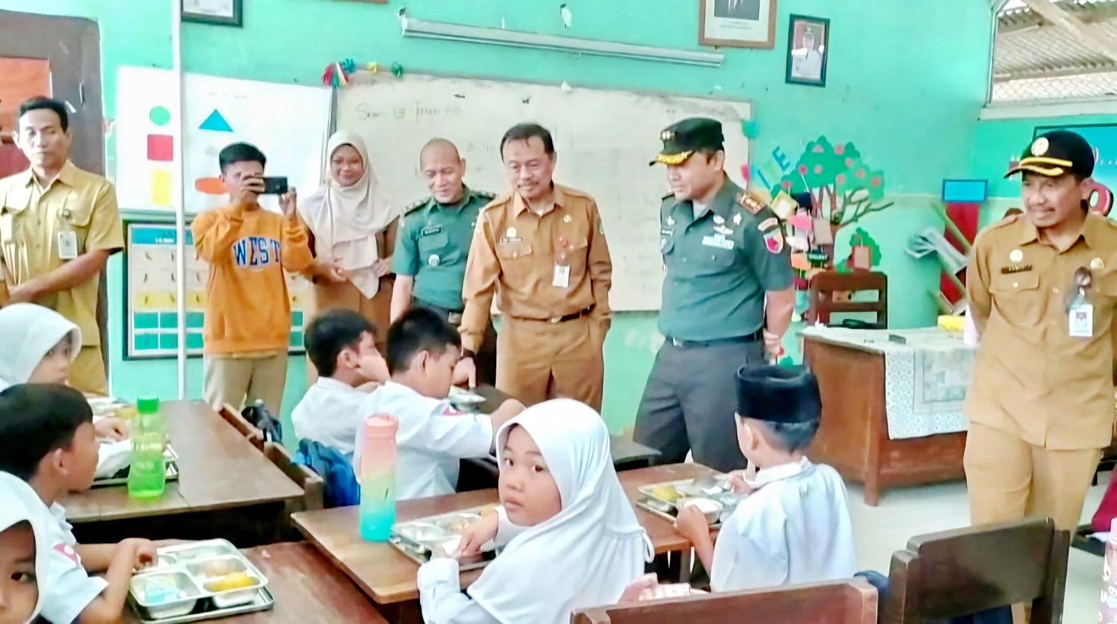 TUNGGU PEMERINTAH PUSAT: Sekkab Sumenep Edi Rasiyadi meninjau langsung pelaksanaan program MBG di Sumenep, Senin (13/1). (MOH. LATIF/JPRM)