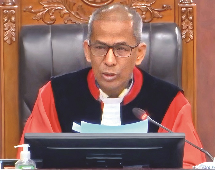 TEGAS: Wakil Ketua MK RI Saldi Isra membacakan putusan dalam sidang putusan Rabu (5/2). (TANGKAPAN LAYAR YOUTUBE MK RI)