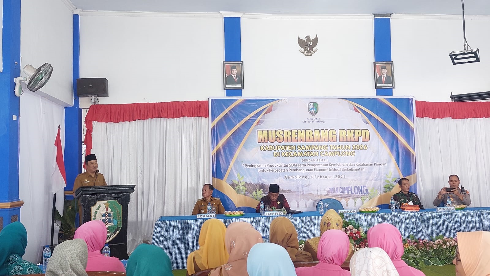 BERKARISMA: Sekkab Sampang Yuliadi Setiyawan (atas mimbar) menyampaikan sambutan dalam acara musrenbang di Kecamatan Camplong kemarin. (JUNAIDI PONDIYANTO/JPRM)