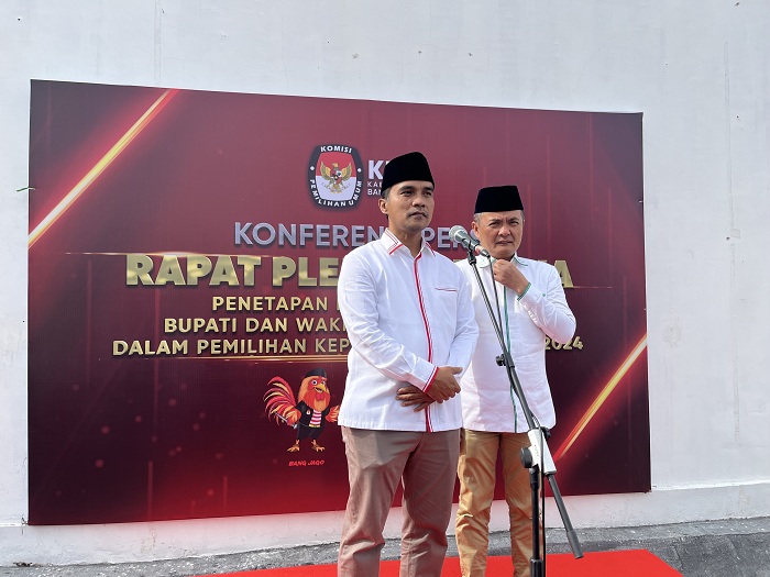 PEMIMPIN MASA DEPAN: Bupati dan Wabup terpilih Bangkalan Lukman Hakim-Moch. Fauzan Ja&rsquo;far memberikan keterangan konferensi pers setelah penepatan di kantor KPU, Kamis (6/2). (ZEINAL ABIDIN/JPRM)