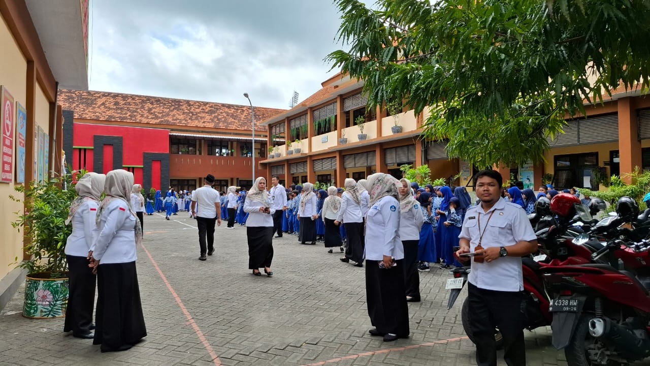 PENERIMA BOS: Guru dan siswa SDN Kemayoran 1 Bangkalan berada di halaman sekolahnya Rabu (5/2). (IMAMUDIN/JPRM)