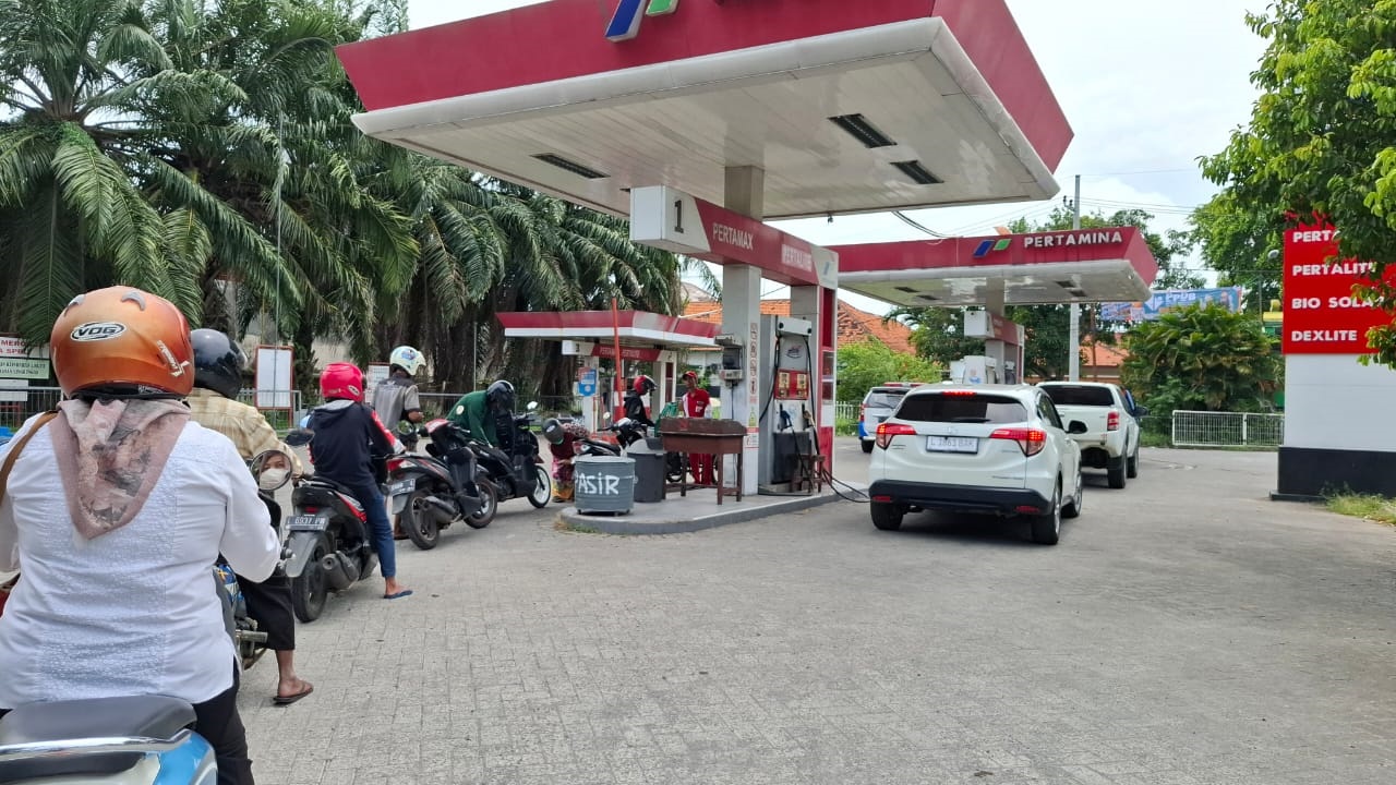 WAJIB TERA ULANG: Warga antre saat mengisi BBM di SPBU 54.691.04, Jalan Soekarno-Hatta, Bangkalan, Rabu (5/2). (IMAMUDIN/JPRM)