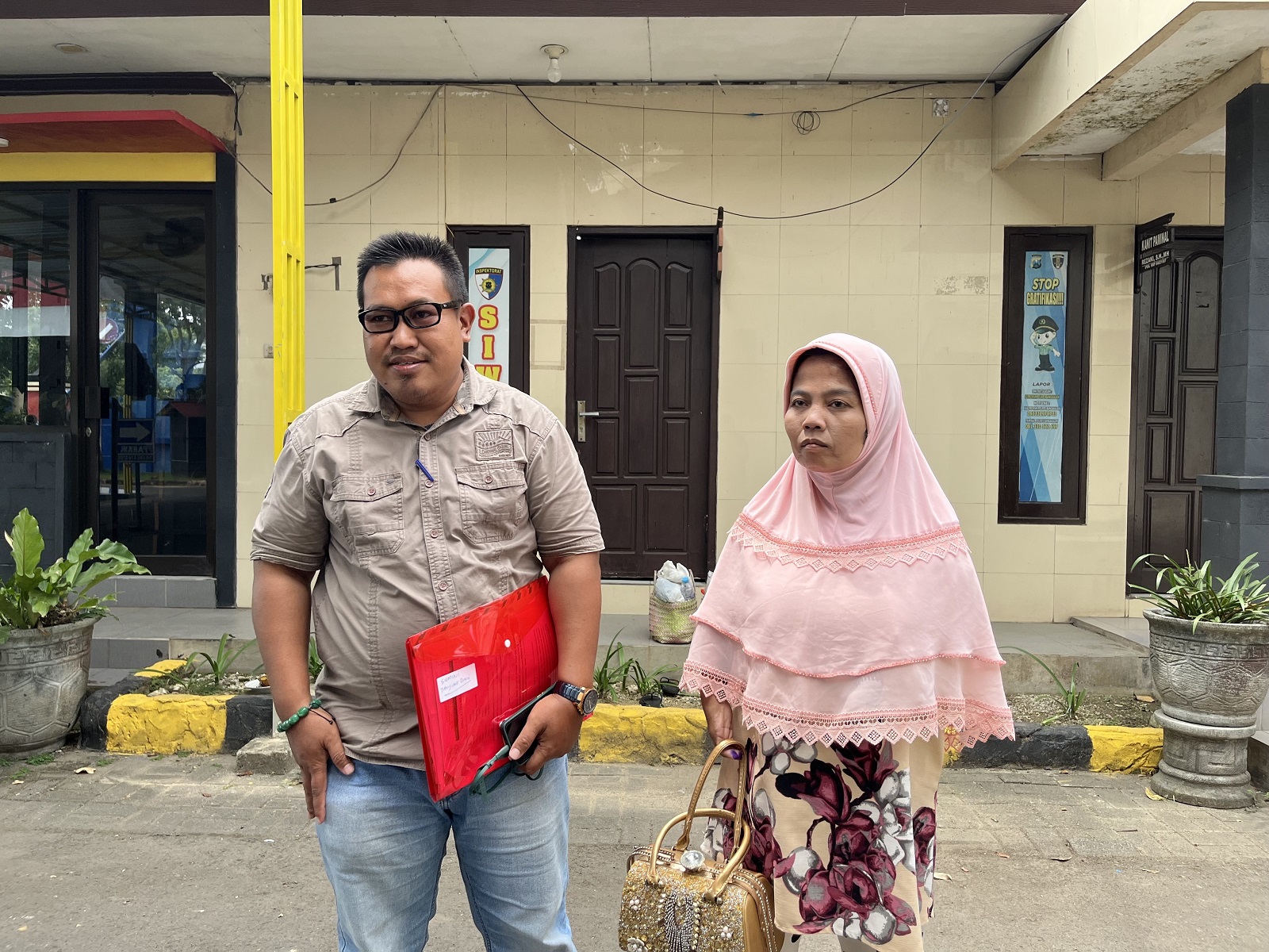 DIRUGIKAN: Sumini (kanan) didampingi kuasa hukumnya, Hendrayanto, saat melapor ke Propam Polres Bangkalan Rabu (5/2). (ZEINAL ABIDIN/JPRM)