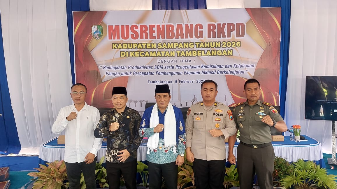 SALAM SEMANGAT: Sekkab Sampang Yuliadi Setiyawan (berkalung surban) bersama jajaran forkopimcam dalam acara musrembang di Kecamatan Tambelangan, Kamis (6/2).