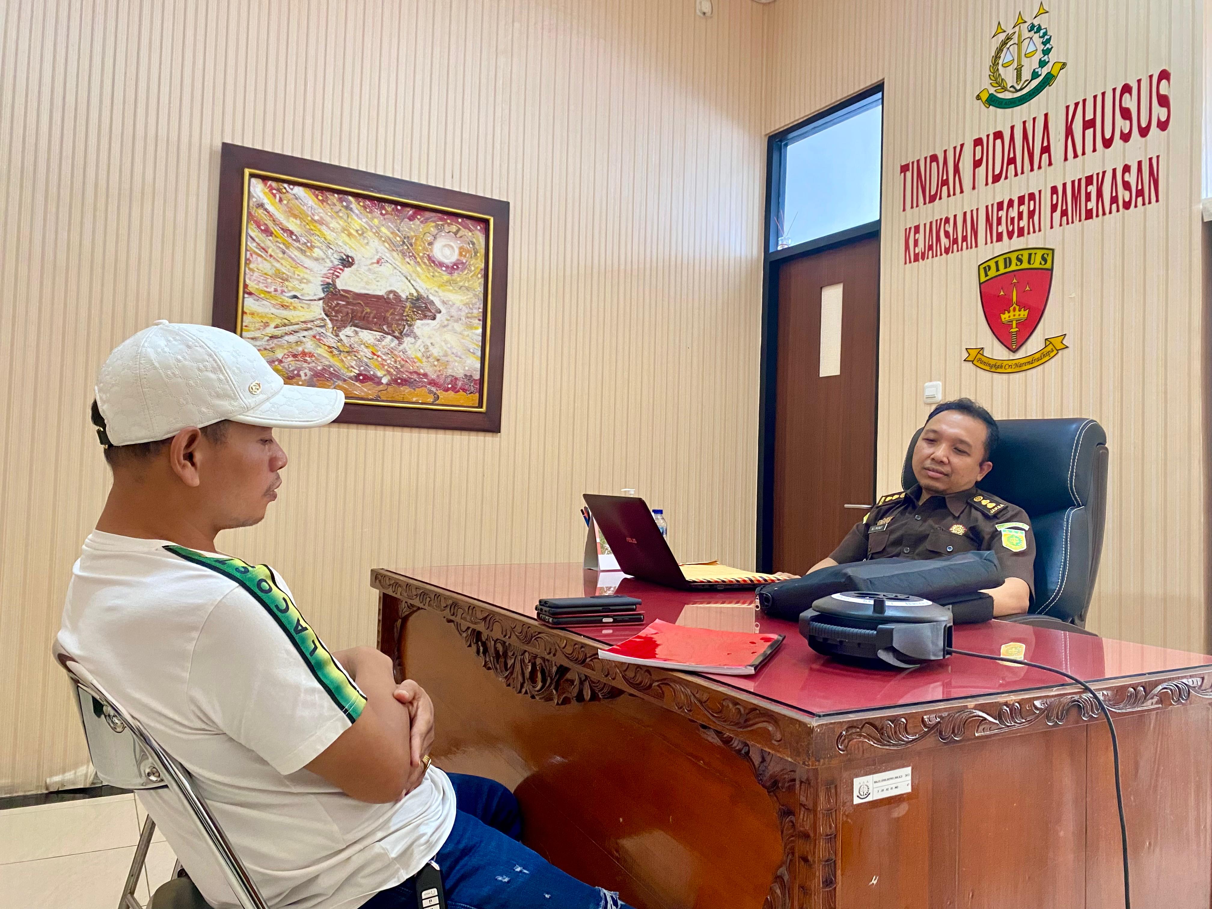 DISKUSI: Kasipidsus Kejari Pamekasan Ali Munip berbincang dengan Ketua DPD Lira Pamekasan Slamet Riyadi, Kamis (6/2). (MOH. IQBAL AFGANI/JPRM)