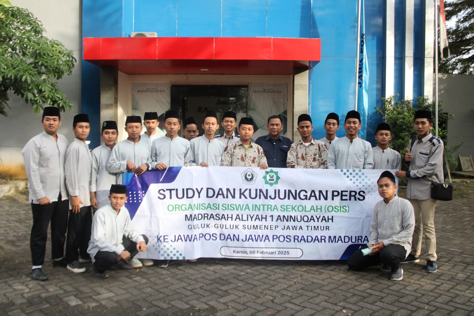 BELAJAR JURNALISTIK: Pemred JPRM Luqman Hakim (tengah) berfoto dengan OSIS dan pendamping MA 1 Annuqayah Guluk-Guluk, Sumenep, setelah melakukan kunjungan pers ke kantor pusat JPRM Kamis (6/2).