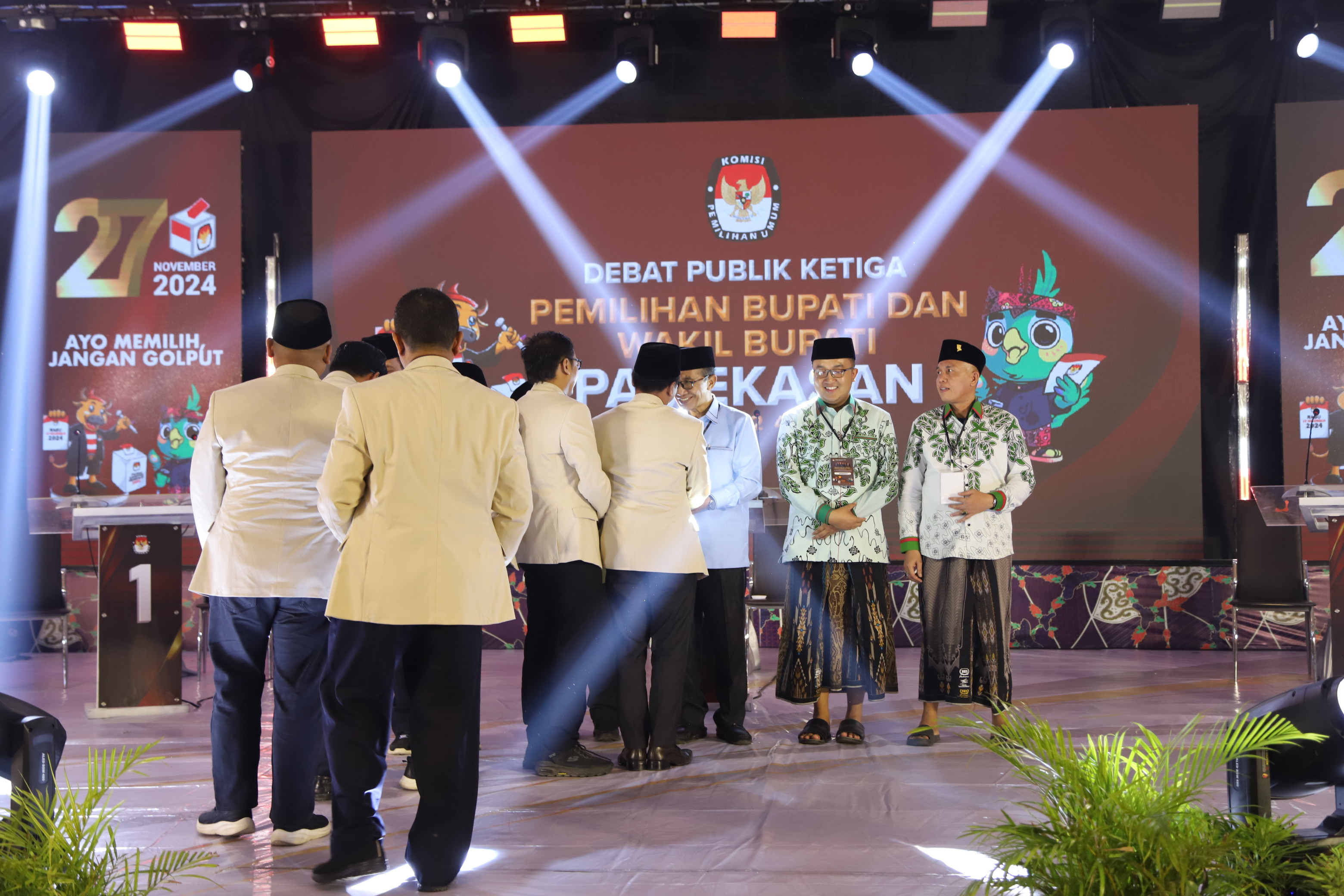 BERSAMA: Komisioner KPU Pamekasan bersalaman dengan paslon Kharisma dan Berbakti dalam debat publik ketiga pada 15 November 2024. (KPU PAMEKASAN UNTUK JPRM)