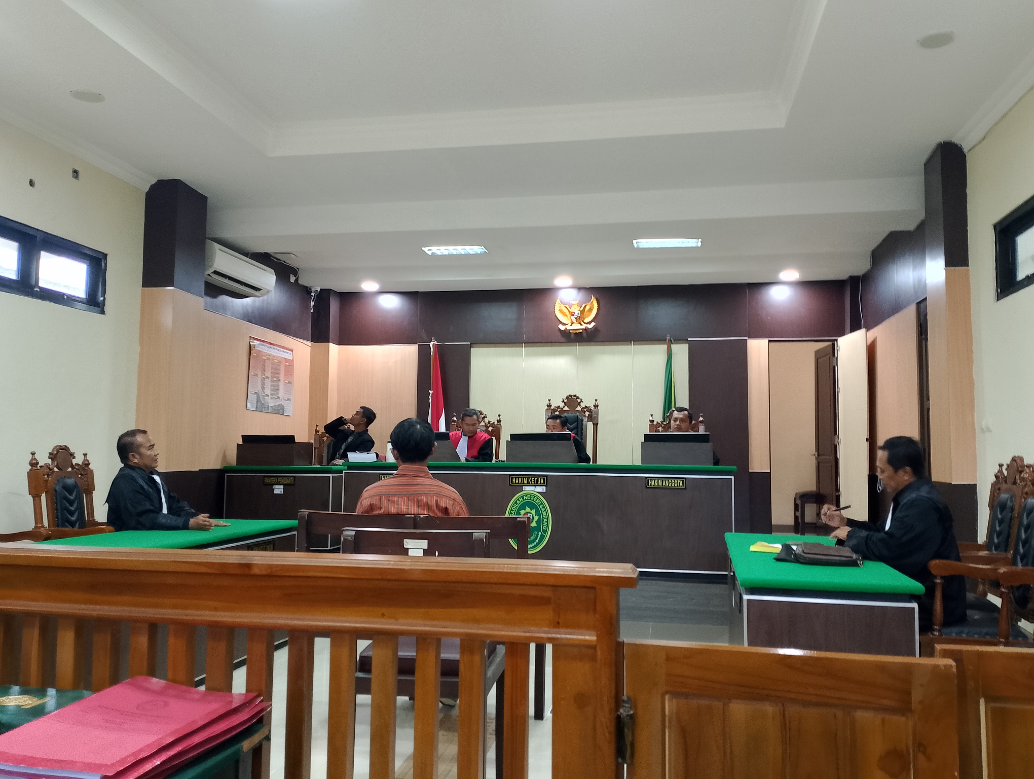HUKUM: Terdakwa Makki saat mengikuti jalannya persidangan di ruang sidang PN Sampang kemarin. (UBAIDILLAHIR RA&rsquo;IE/JPRM)