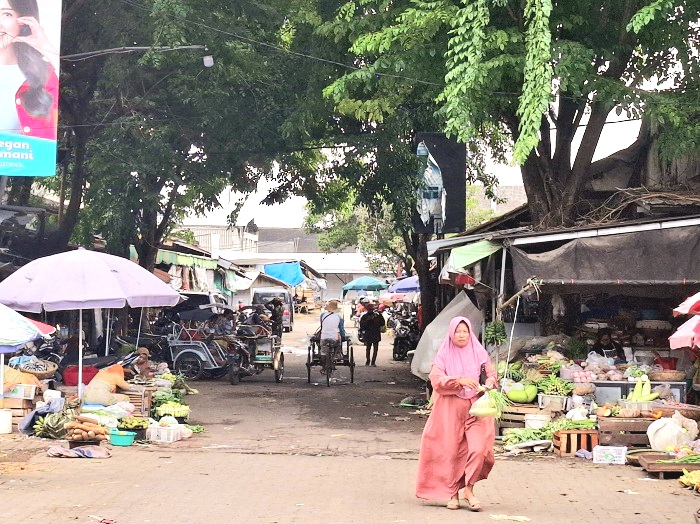 PUSAT EKONOMI: Masyarakat berbelanja ke Pasar Anom Baru Sumenep Kamis (6/2). (MOH. LATIF/JPRM)