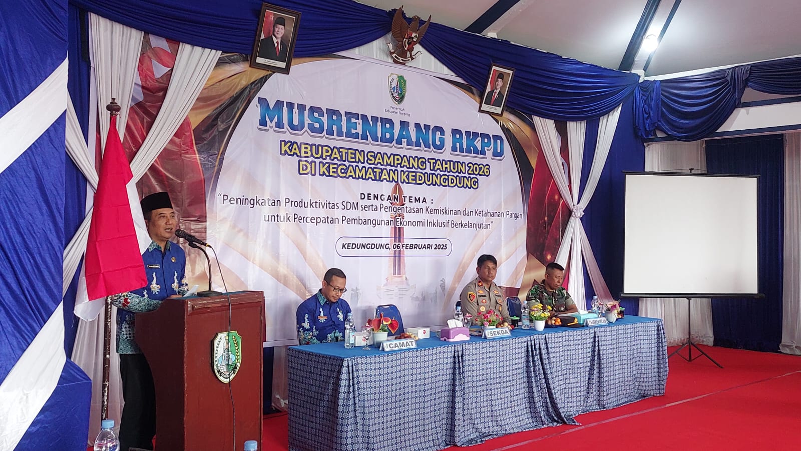RAPI: Sekkab Sampang Yuliadi Setiyawan (atas mimbar) menyampaikan sambutan dalam acara musrembang di Kecamatan Kedungdung Kamis (6/2)