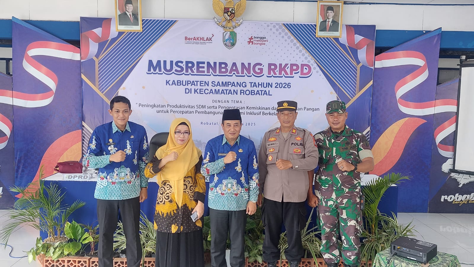 BERSINERGI: Sekkab Sampang Yuliadi Setiyawan (tengah) bersama jajaran forkopimcam dan anggota DPRD Sampang dalam acara musrembang di Kecamatan Robatal Kamis (6/2)