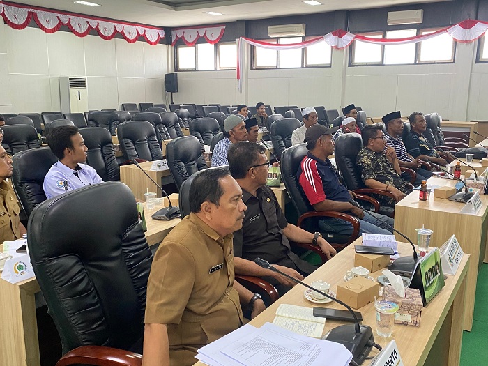 DISKUSI: Kepala Dinas Perikanan Pamekasan Abdul Fata mendengarkan masukan dalam audiensi di Kantor DPRD Pamekasan, Senin (3/2). (MOH. IQBAL AFGANI/JPRM)