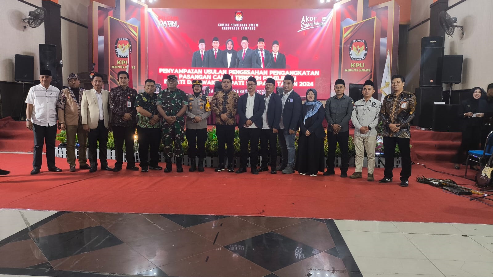 BERSINERGI: Jajaran komisioner KPU Sampang, Bawaslu, pimpinan DPRD, dan perwakilan forkopimda berfoto bersama dalam acara penyampaian dokumen usulan pengesahan dan pengangkatan bupati terpilih.