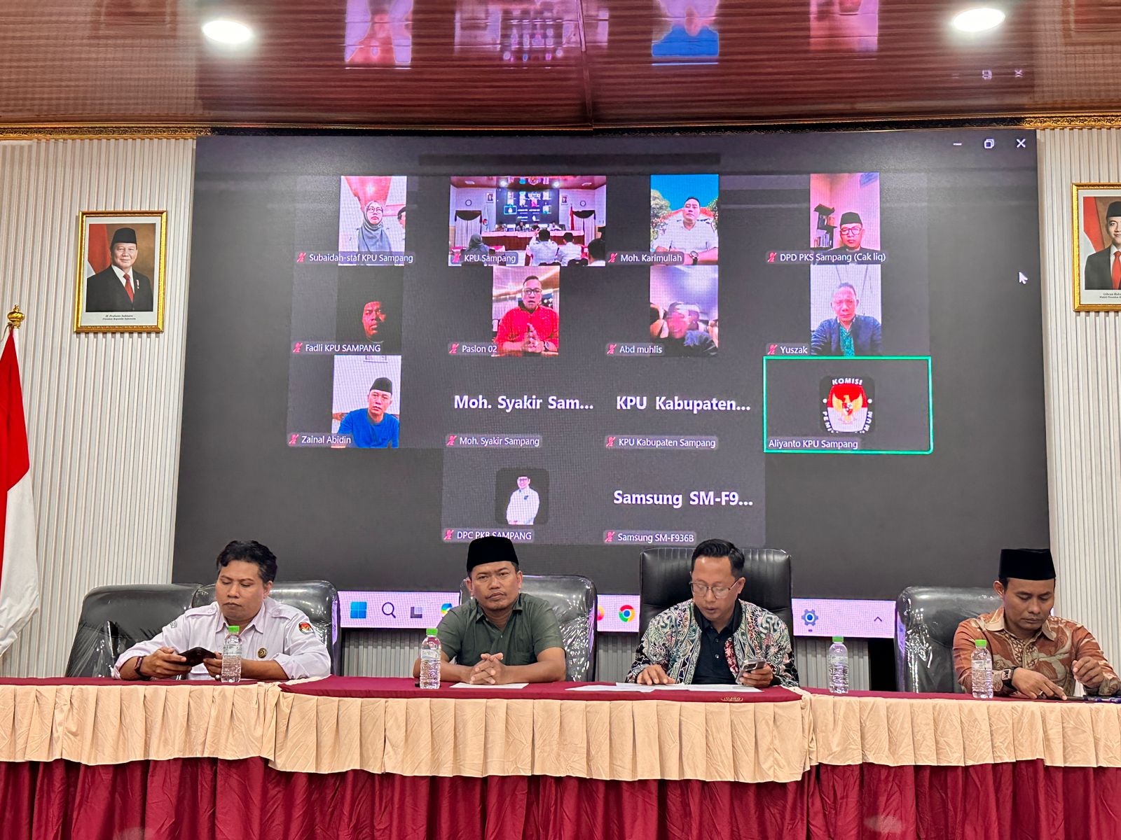 LANCAR: Ketua KPU Sampang Aliyanto (dua dari kanan) menetapkan bupati dan wakil bupati terpilih 2024 di kantornya pada Kamis (6/2) malam. (FOTO-FOTO SODIK UNTUK JPRM)