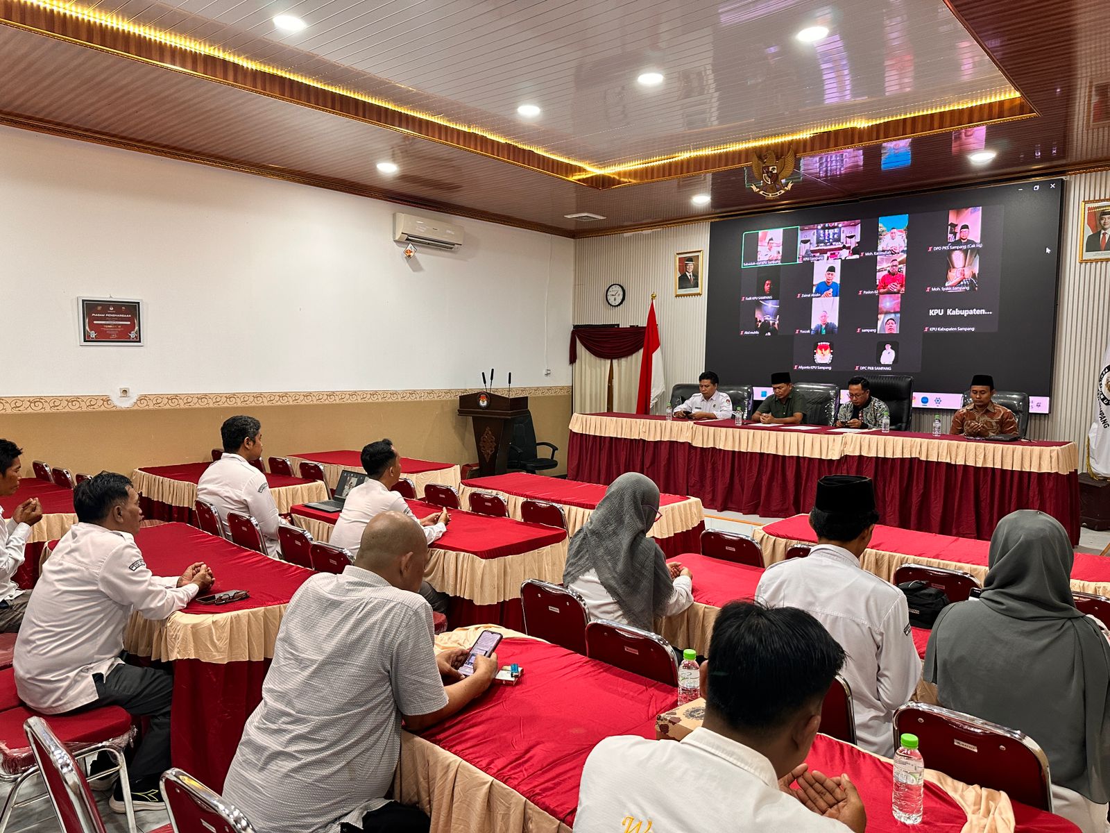 KHIDMAT: Tamu undangan mengikuti sidang pleno penetapan bupati dan wakil bupati Sampang terpilih di kantor KPU pada Kamis (6/2).