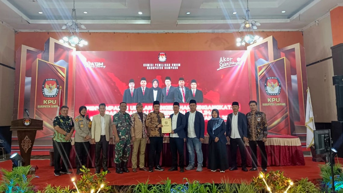 SIMBOLIS: Ketua KPU Sampang Aliyanto menyerahkan dokumen penyampaian usulan pengesahan pengangkatan bupati terpilih kepada Ketua DPRD Sampang Rudi Kurniawan di Gedung BPU Sampang.