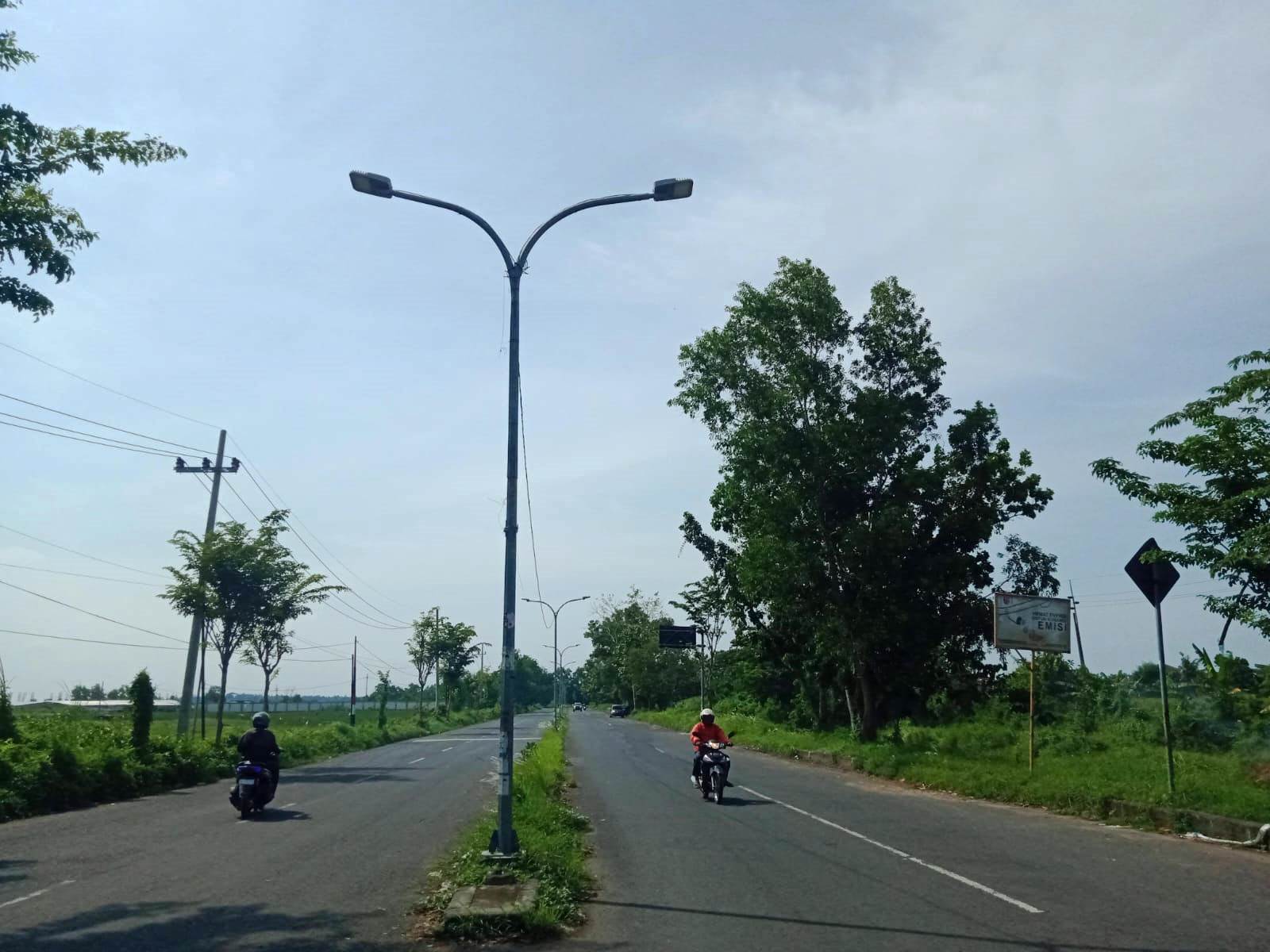 JALAN KABUPATEN: Pengendara melintas di sekitar PJU Jalan Kini Balu Bangkalan, Jumat (7/2).
