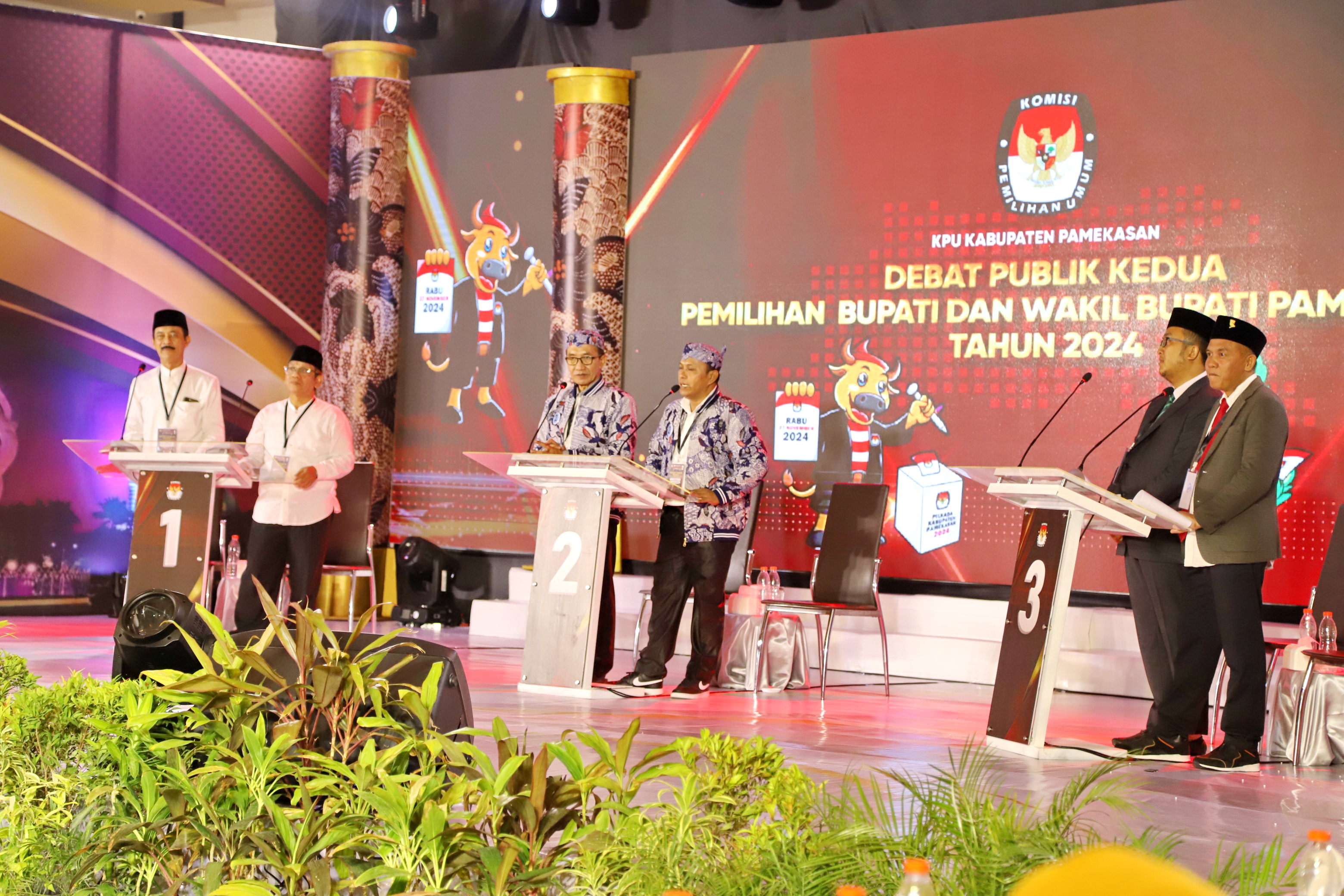 BERADU GAGASAN: Paslon bupati dan wakil bupati Pamekasan beradu visi-misi dalam debat terbuka ke dua, Sabtu (1/11/2024). (KPU PAMEKASAN UNTUK JPRM)