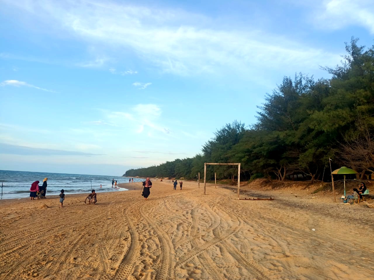 ANGGARAN BELUM TURUN: Sejumlah wisatawan menikmati suasana Pantai&nbsp;Slopeng&nbsp;yang terletak di Kecamatan Dasuk, Sumenep, pada Selasa (31/12/2024). (MOH IQBAL/JPRM)