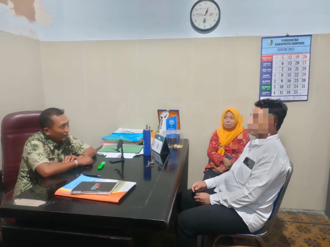 REHAB: MRI saat diinterogasi usai dilakukan rehab di kantor Bakesbangpol Sampang, (28/1/2025).