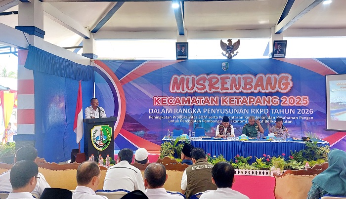 SAMPAIKAN USULAN: Camat Ketapang Bambang Suryadi menyampaikan laporan dalam acara musrenbang di Kecamatan Ketapang, Sampang, Rabu (5/2). (JUNAIDI PONDIYANTO/JPRM)