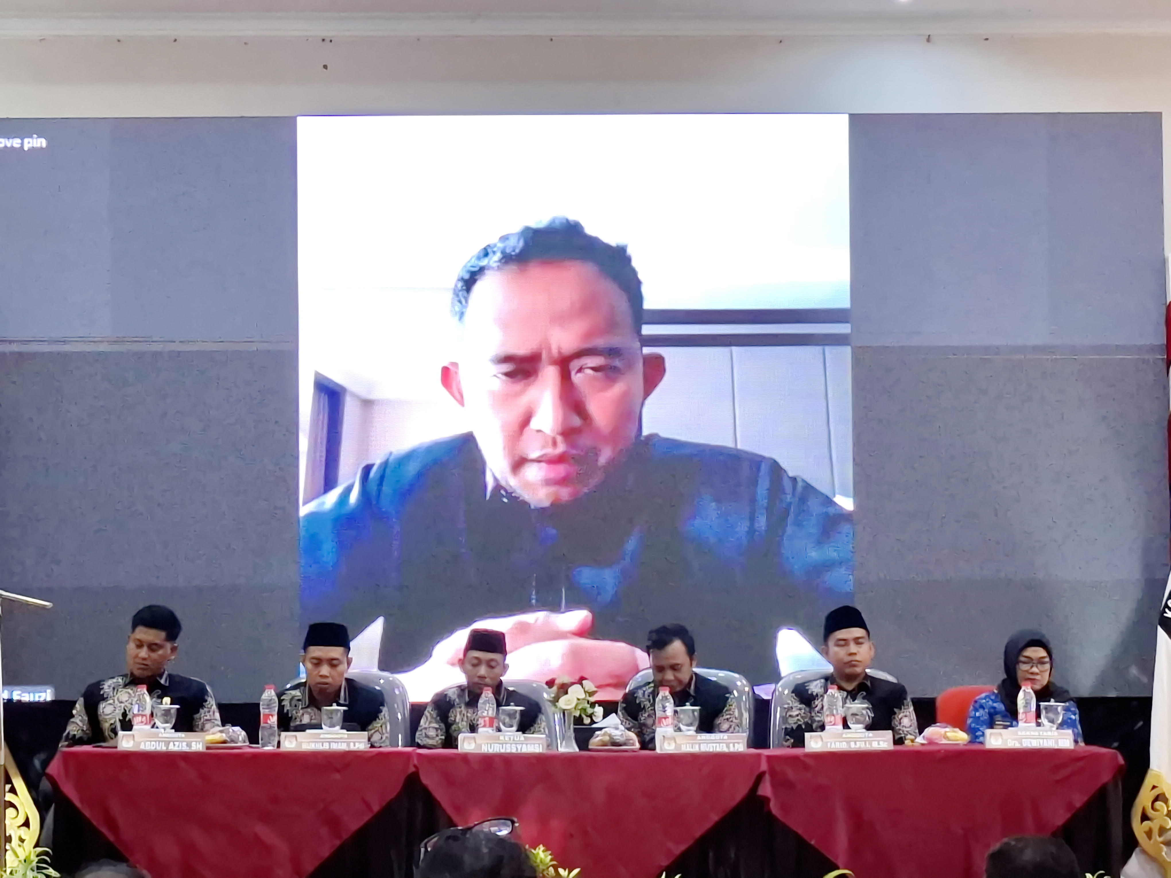 UCAPKAN TERIMA KASIH: Bupati Sumenep Achmad Fauzi Wongsojudo memberikan sambutan secara daring saat penyerahan SK dan usulan pengesahan hasil penetapan cabup dan wabup terpilih Sumenep Tahum 2024.