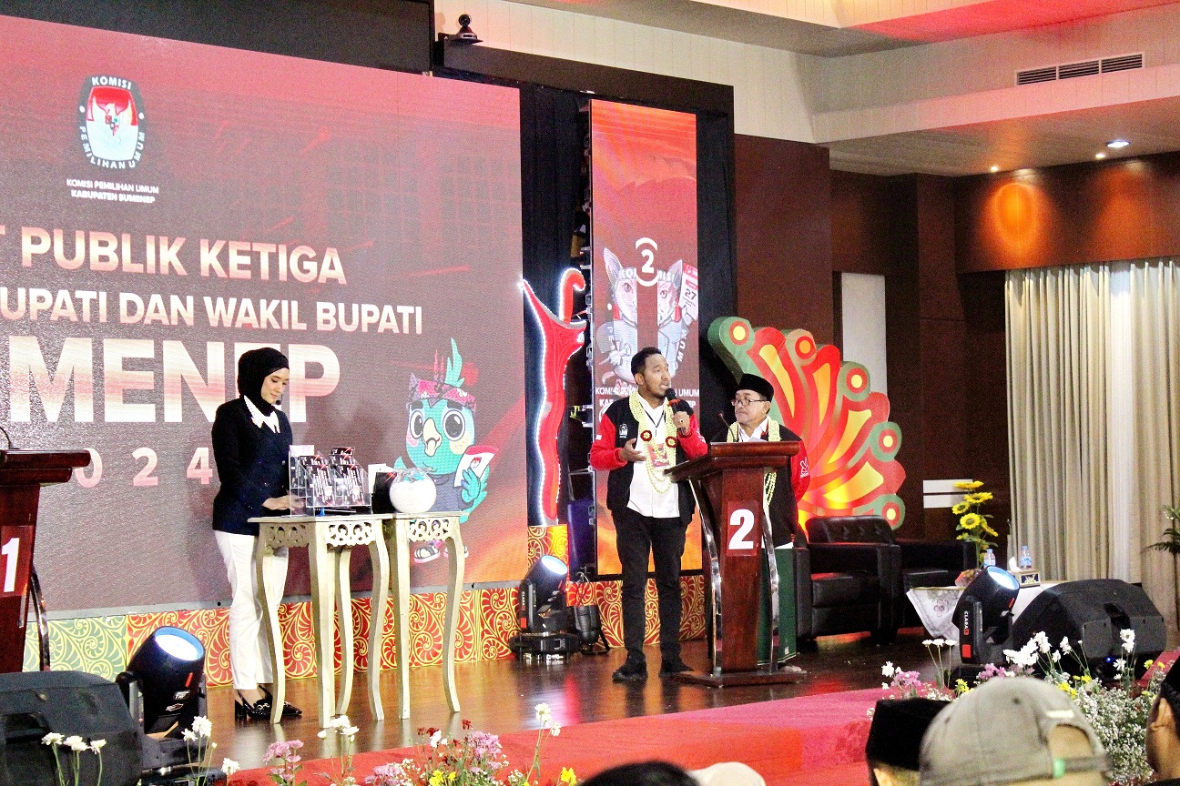 KOMPAK: Calon Bupati Achmad Fauzi Wongsojudo dan cabup Imam Hasyim saat berada di debat publik ke-3 di Kampus Uniba Madura pada Rabu (20/11/2024) malam. (MOH IQBAL/JPRM)