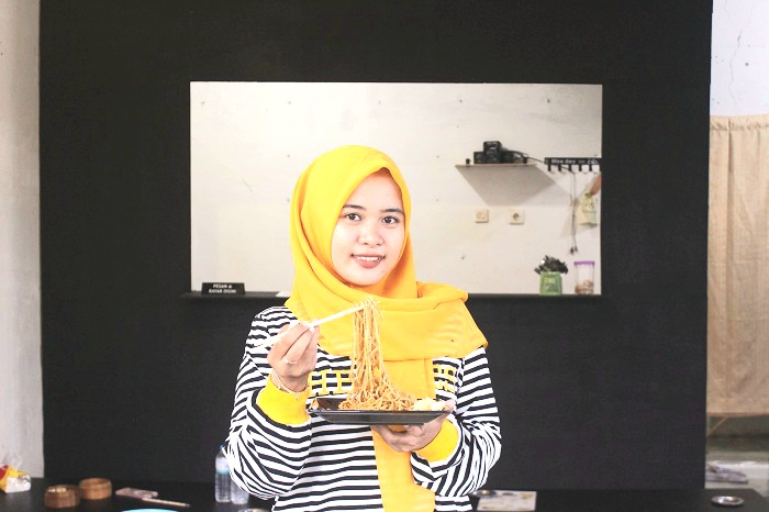 SUKSES: Winda Ayu Safitri memperlihatkan Mie Lava Nyengit di kedainya, Sabtu (25/1). (WINDA UNTUK JPRM)