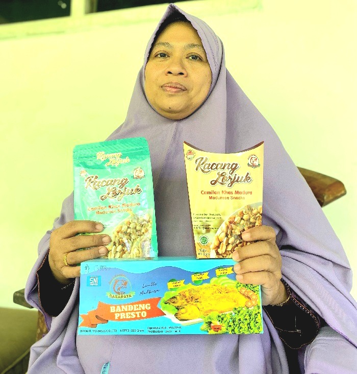 PRODUKTIF: Sjarifah Dewi menunjukkan produk olahan ikan buatannya di Kelurahan Bugih, Kecamatan Pamekasan, Sabtu (1/2). (AYU LATIFAH/JPRM)