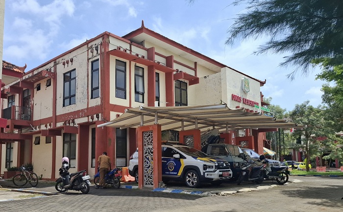RUSAK: Kondisi gedung Dinas Kesehatan P2KB Sumenep di Desa Kolor, Kecamatan Kota Sumenep, pada Kamis (6/2) memprihatinkan. (MOH. IQBAL/JPRM)
