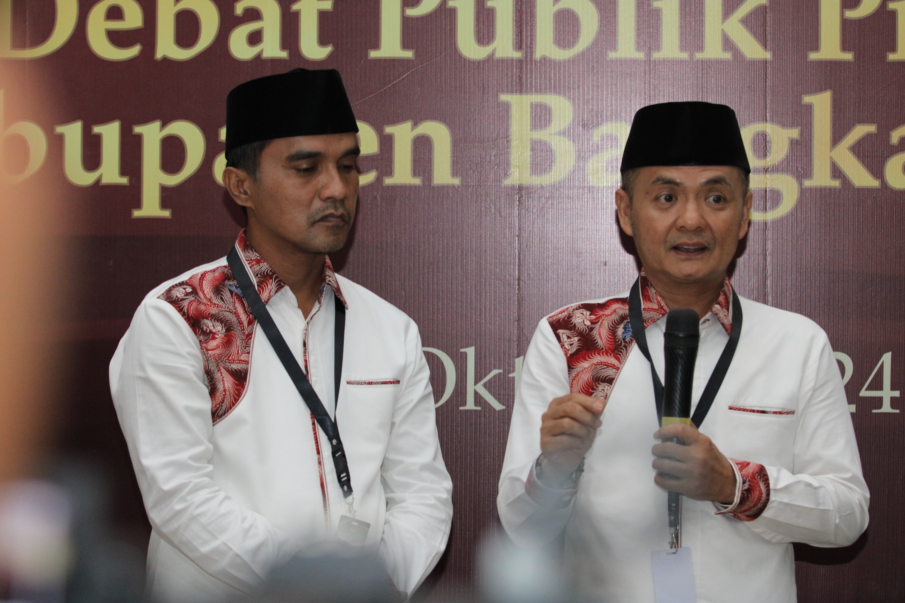 TERBUKA: Lukman Hakim dan Moch. Fauzan Ja&rsquo;far memberikan keterangan pers setelah mengikuti debat publik terbuka bupati dan wakil bupati Bangkalan di Gedung Serbaguna Rato Ebu, Rabu (9/10/2024).