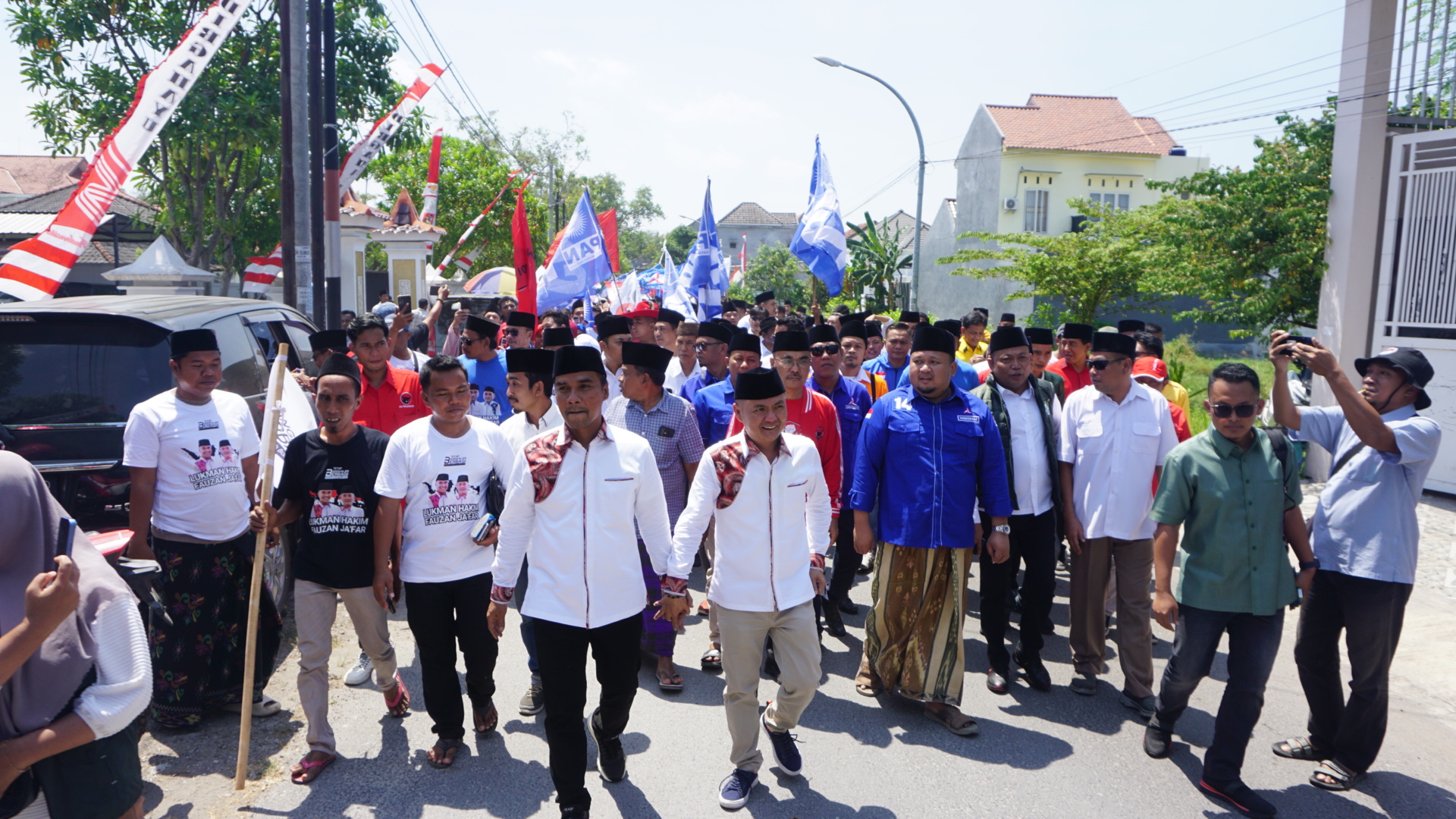 HARAPAN MASA DEPAN: Lukman Hakim dan Moch. Fauzan Ja&rsquo;far diantar ketua parpol pengusung dan pendukung saat mendaftar ke kantor KPU Bangkalan, Minggu (29/9/2024). (VIVIN AGUSTIN HARTONO/JPRM)