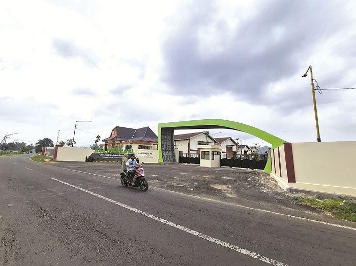 BELUM BEROPERASI: Pengendara sepeda motor melintas di depan gedung APHT di Kecamatan Guluk-Guluk, Sumenep, Sabtu (8/2). (MOH. LATIF/JPRM)