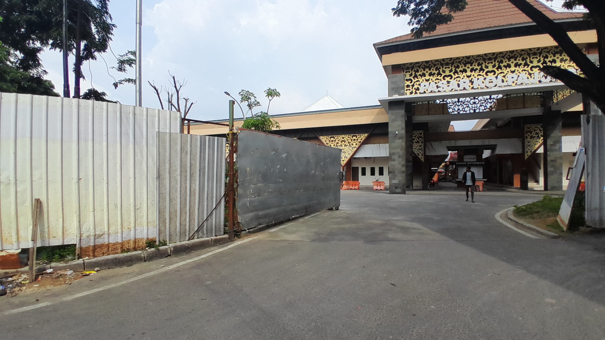 ANGGARAN TAK CUKUP: Warga berada di sisi depan Pasar Kolpajung Pamekasan Minggu (9/2). (MOH. IQBAL AFGANI/JPRM)