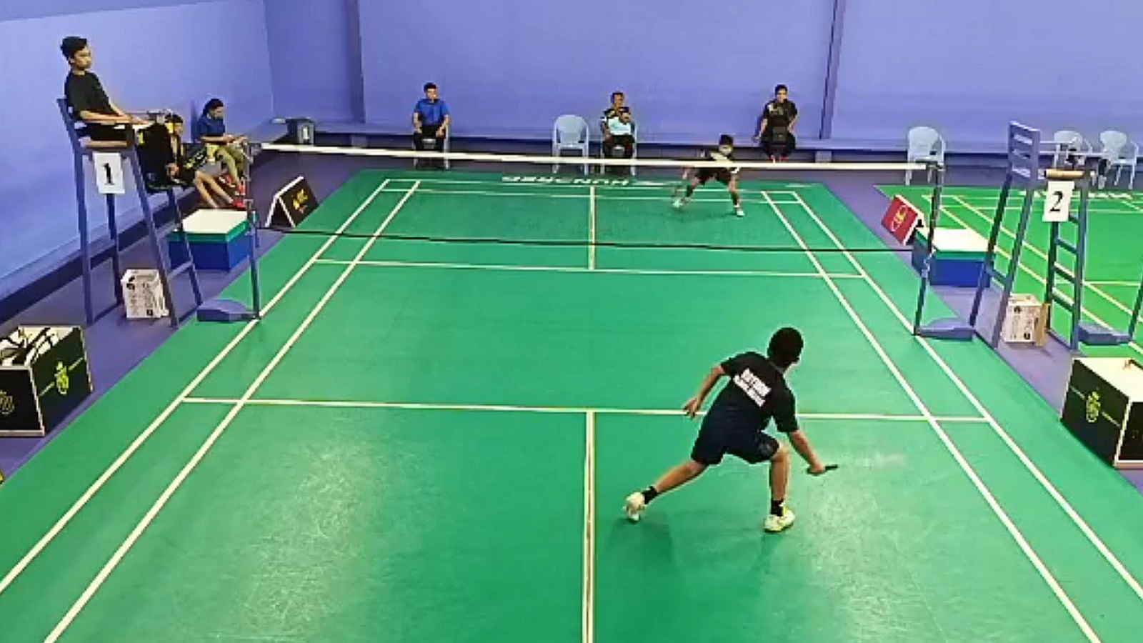 BERPRESTASI: Atlet binaan PBSI Pameksan Raditya Putra Rismawan melakukan jumping smash saat bertanding dalam kejuaraan Forkopimda Cup 2025 di Malang, Jawa Timur, Sabtu (8/2). (PBSI PAMEKASAN UNTUK JPR