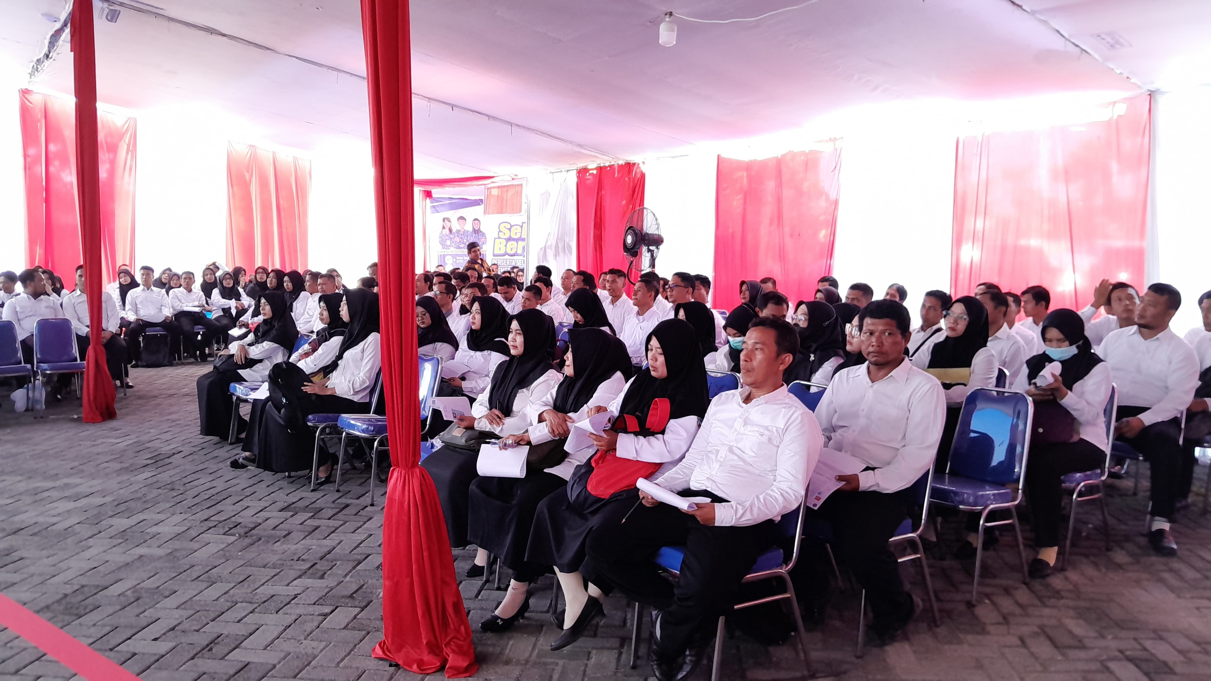 MENUNGGU GILIRAN: Peserta seleksi PPPK 2024 tahap pertama duduk di meja tunggu registrasi di Gedung Prima Jaya Abadi, Pamekasan, Selasa (3/12/2024). (KHOLIL RAMLI/JPRM)