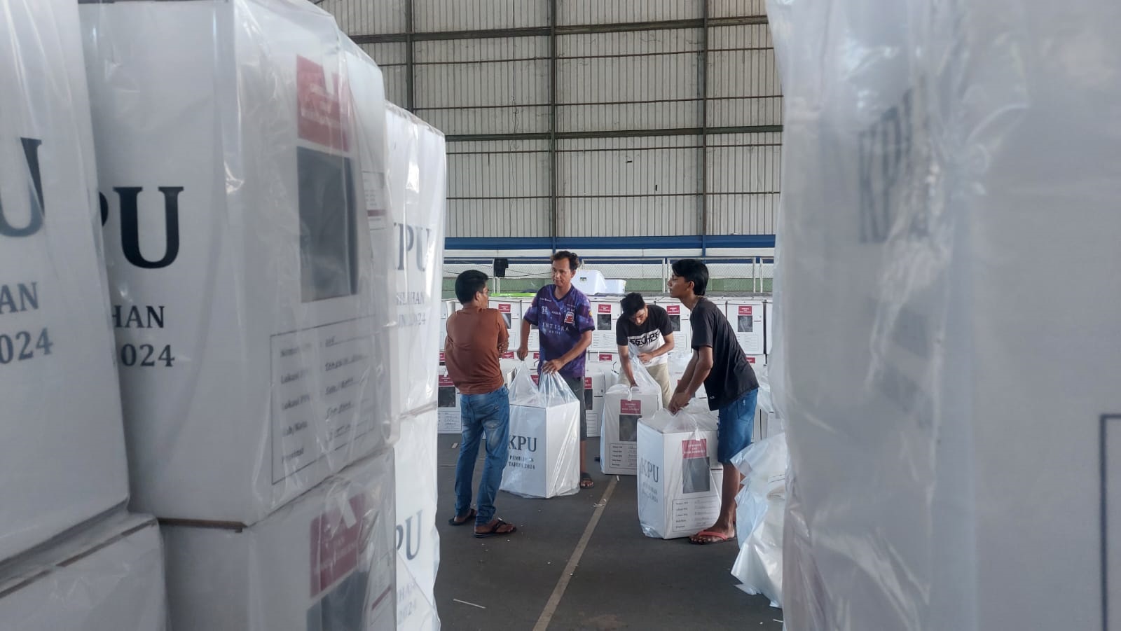 TINGKATKAN PENDIDIKAN POLITIK: Sejumlah petugas menyiapkan logistik untuk Pilkada 2024 di gudang logistik GOR Indoor Sampang, Rabu (20/11/2024). (JUNAIDI PONDIYANTO/JPRM)