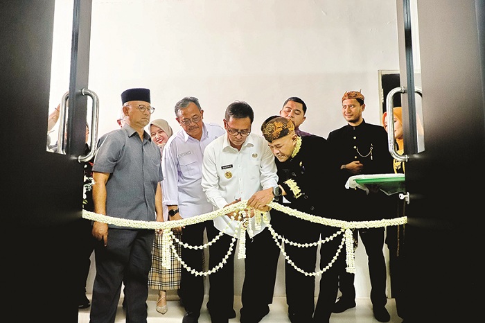 SIMBOLIS: Pj Bupati Masrukin didampingi Direktur RSUD Smart Pamekasan dr. Budi Santoso memotong rangkaian bunga saat peresmian Gedung IPJVT Rabu (12/2). (PROKOPIM PAMEKASAN UNTUK JPRM)