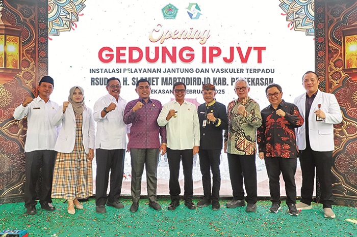 KOMPAK: Pj Bupati Masrukin didampingi Direktur RSUD Smart Pamekasan dr. Budi Santoso (empat dari kanan) dan tamu undangan usai peresmian Gedung IPJVT Rabu (12/2). (PROKOPIM PAMEKASAN UNTUK JPRM)