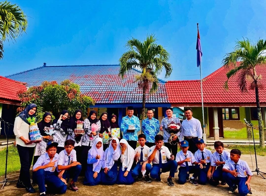 AKRAB: Kepala UPTD SMPN 3 Ketapang (pakai kopiah) bersama sejumlah guru dan siswa di sekolahnya Senin (25/11/2024). (GUNAWAN FOR JPRM)