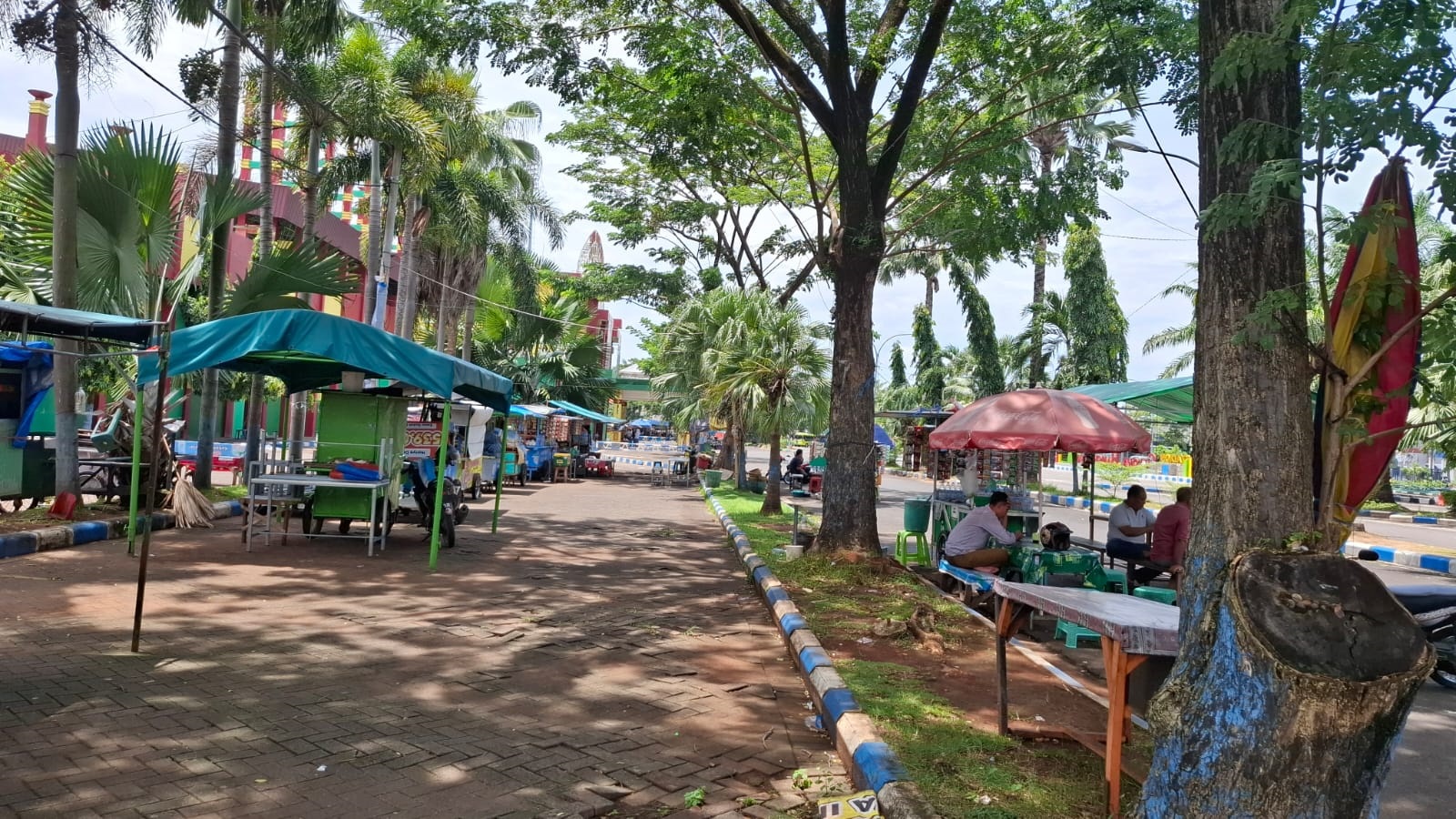 PERLU DIDATA ULANG: PKL berjejer di area SGB Bangkalan, Rabu (12/2). (IMAMUDIN/JPRM)