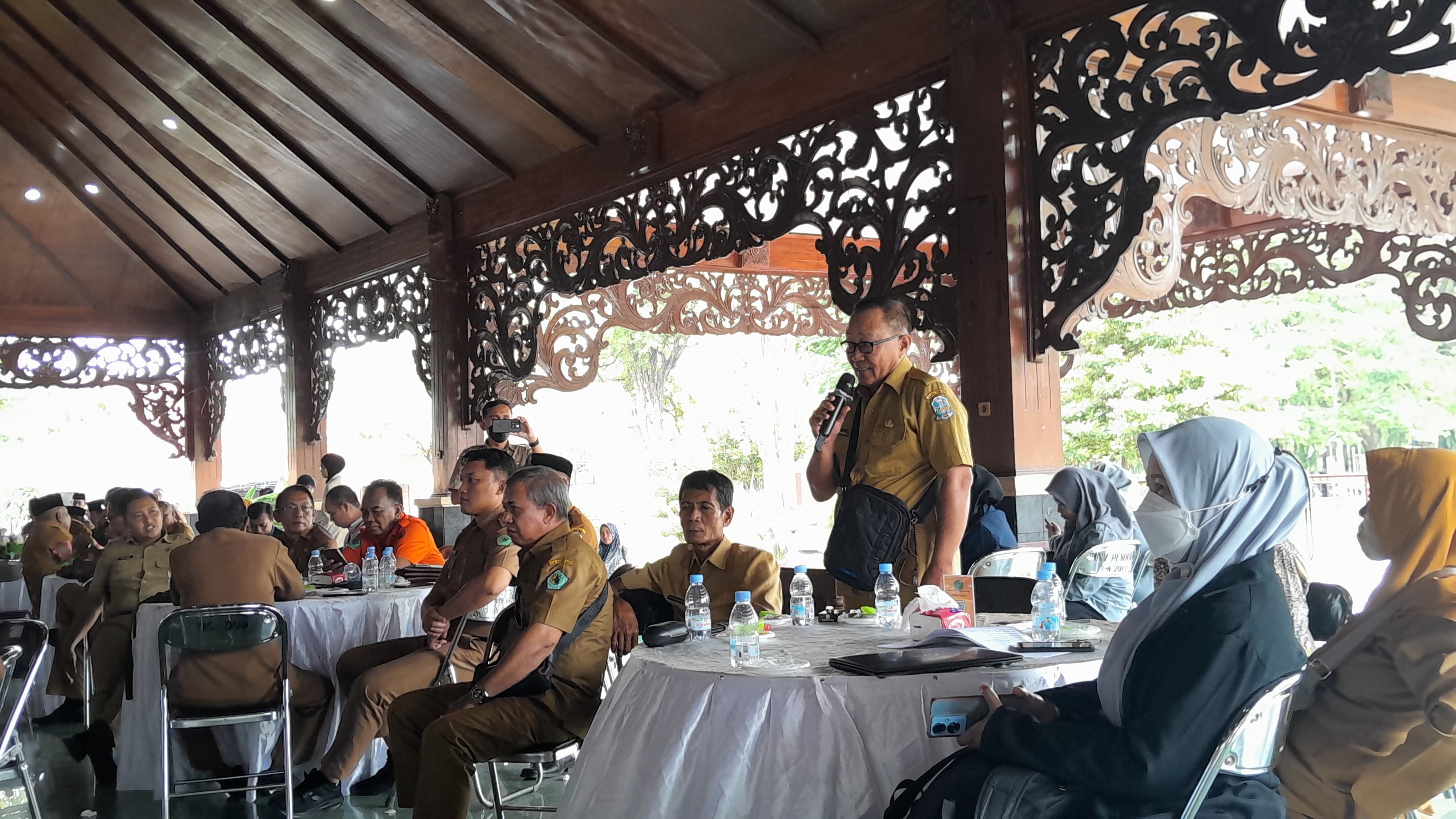 KOMITMEN: Ketua DKP Widya Pratopo (pegang mik) menyampaikan usulan penyempurnaan Perda Kebudayaan dalam forum konsultasi publik RKPD Pamekasan, Senin (10/2). (KHOLIL RAMLI/JPRM)