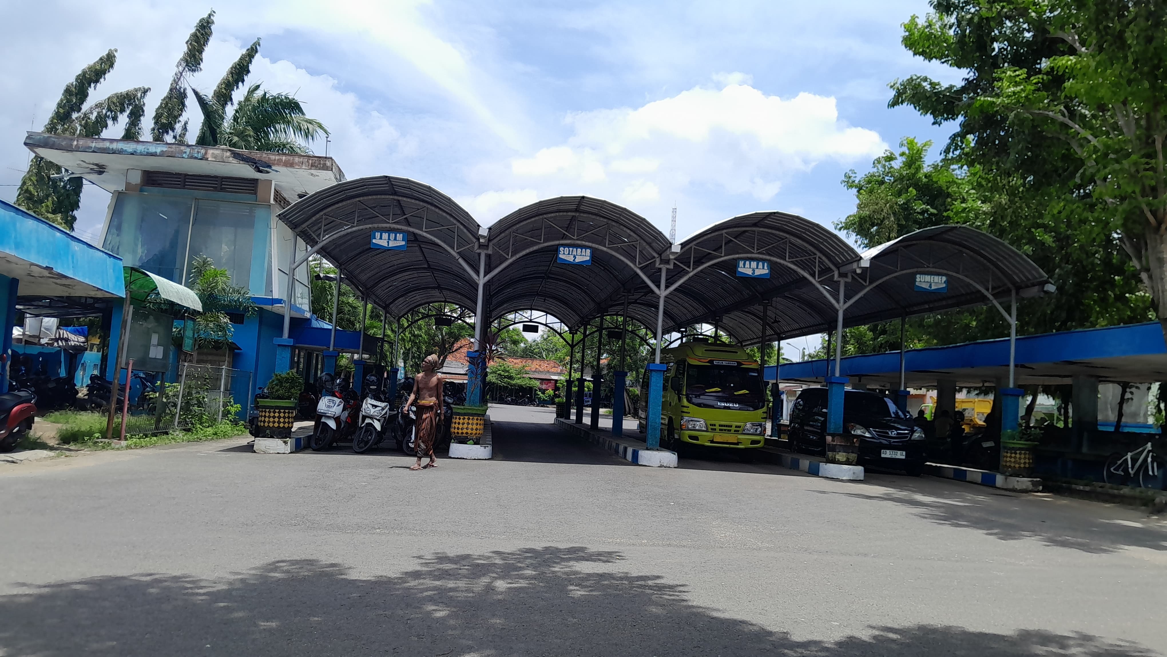 LENGANG: Seorang warga berjalan di area terminal lama Pamekasan, Jalan Stadion, Rabu (5/2). (KHOLIL RAMLI/JPRM)