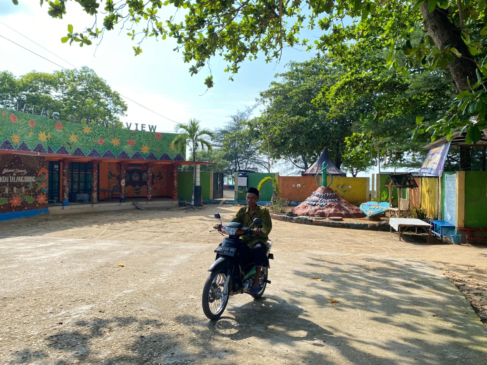 DESTINASI: Seorang pengendara motor hendak keluar dari wisata Pantai Talang Siring, Minggu (1/1). (AYU LATIFAH/JPRM)