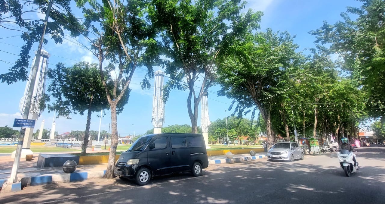 HARUS TERTIB: Sejumlah kendaraan diparkir di kawasan parkir berlangganan di Jalan Wijaya Kusuma, Sampang, kemarin. (JUNAIDI PONDIYANTO/JPRM)