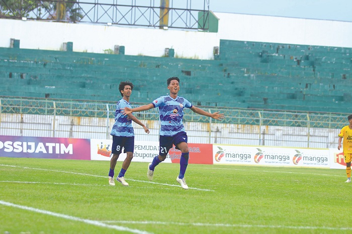 BUKA SELEKSI: Pemain Persepam Pamekasan merayakan gol setelah merobek gawang Cahaya Madura Muda di Stadion Gelora Bangkalan, Sabtu (11/1). (DOK/JPRM)