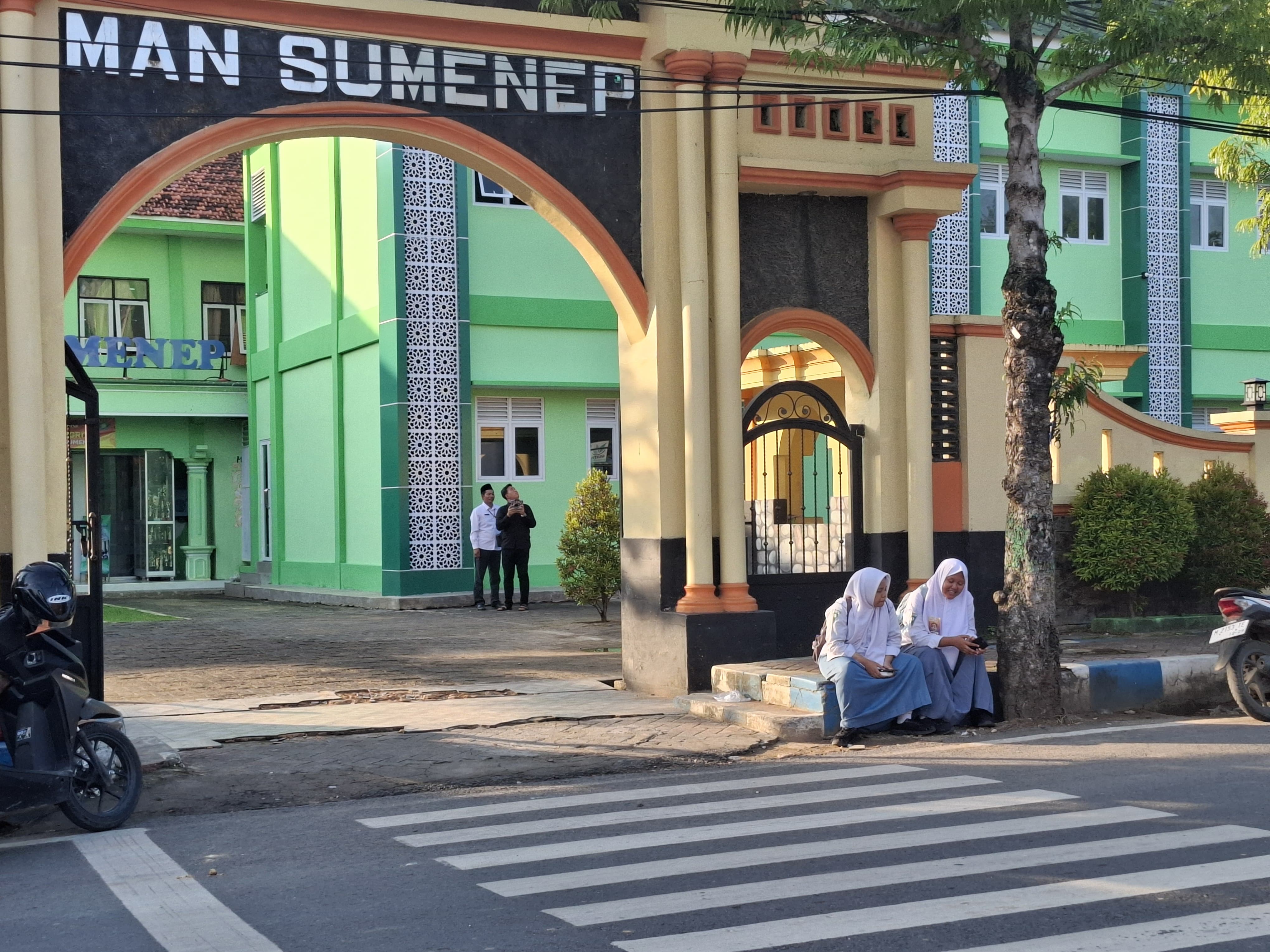 PENCARI ILMU: Siswa menunggu jemputan orang tuanya di depan MAN Sumenep, Senin (6/1). (MOH. LATIF/JPRM)